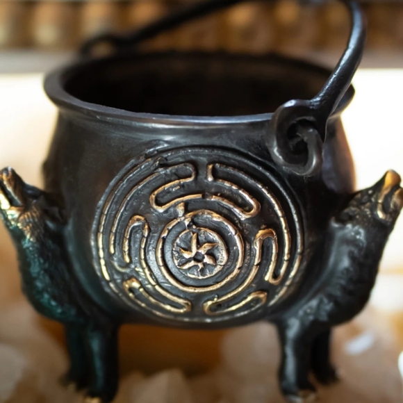 💛 Hand-Casted Brass Hekate’s Cauldron - Picture 2 of 8